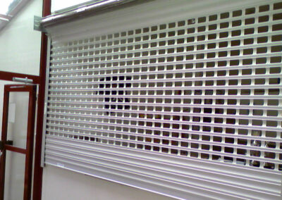 Instalação de porta de enrolar automática